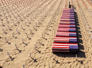 Nisan 2011 'de Santa Monica plajında savaş karşıtı protesto. Afganistan ve Irak 'ta öldürülen Amerikalıları temsil eden 4000' den fazla haç.
