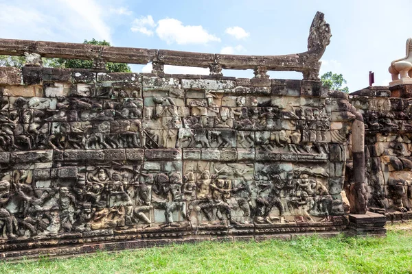 ユネスコの世界遺産アンコール考古学公園象のテラスは 350メートルの長さと2 5メートルの高さの装飾壁です — ストック写真