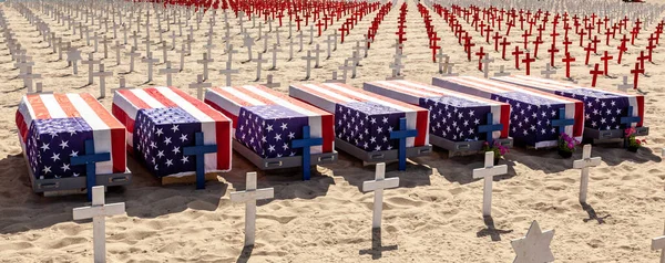 2011 모니카 해변에서 아프가니스탄과 이라크에서 미국인들을 상징하는 4000 이상의 십자가 — 스톡 사진