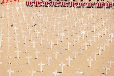 Nisan 2011 'de Santa Monica plajında savaş karşıtı protesto. Afganistan ve Irak 'ta öldürülen Amerikalıları temsil eden 4000' den fazla haç.