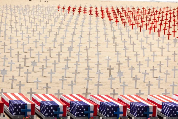 2011 모니카 해변에서 아프가니스탄과 이라크에서 미국인들을 상징하는 4000 이상의 십자가 — 스톡 사진