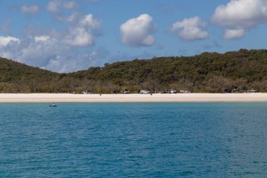 Meşhur Fraser Adası dünya mirası listesinde. En büyük kum adası. Ayrıca balinalarla da ünlüdür..