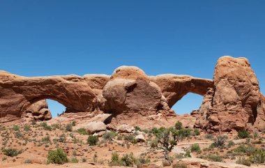 Kuzey ve Güney Pencere Kemerleri Ulusal Parkı, ABD 'nin Utah eyaletinin doğusunda yer alan ulusal park. Park, Moab, Utah 'ın 6 km kuzeyindeki Colorado Nehri' nin bitişiğindedir..