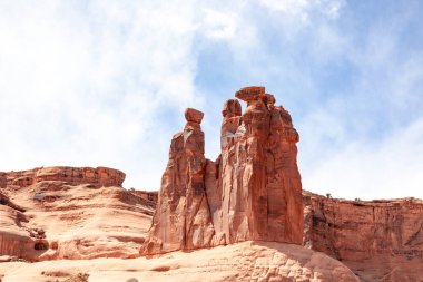  Üç dedikoducu oluşum ulusal park kemerleri çöl kayaları vista moab utah