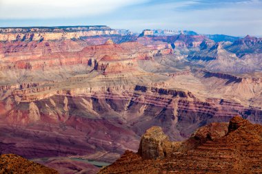 Uçsuz bucaksız Büyük Kanyon, katmanlı kızıl kaya şeritleriyle milyonlarca yıllık jeolojik tarihi gözler önüne seriyor.. 