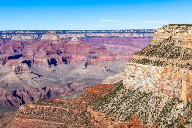 Uçsuz bucaksız Büyük Kanyon, katmanlı kızıl kaya şeritleriyle milyonlarca yıllık jeolojik tarihi gözler önüne seriyor.. 