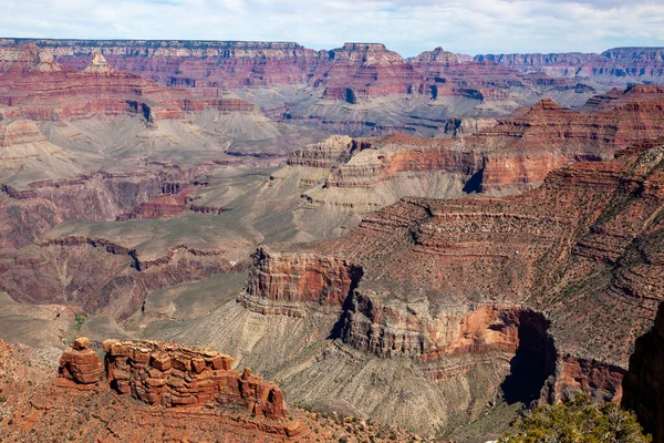 Enorma Grand Canyon Med Sina Skiktade Band Röd Rock Avslöjar — Stockfoto