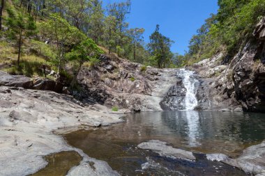 Gold Coast Hinterland 'daki popüler Cedar Creek Şelalesinde kaya havuzları ve şelaleleri