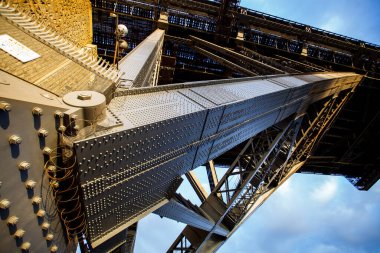 Sydney Limanı Köprüsü 'nün ünlü kemeri Avustralya yapısına bakıyor.