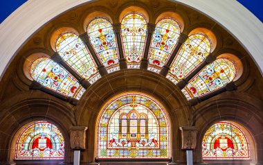 Şimdi bir alışveriş merkezi. Queen Victoria Binası 19. yüzyılın sonlarında Sydney 'de George Caddesi' nde miras olarak listelenmiş bir bina.