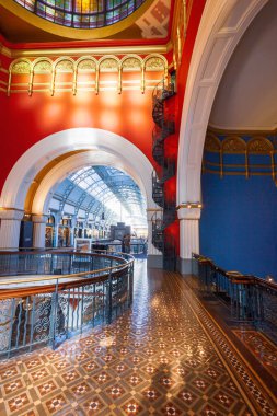 Şimdi bir alışveriş merkezi. Queen Victoria Binası 19. yüzyılın sonlarında Sydney 'de George Caddesi' nde miras olarak listelenmiş bir bina.