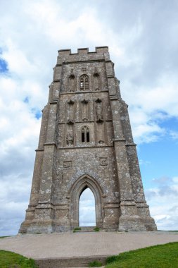 Güney İngiltere 'deki tor Glastonbury ortaçağ kilise kulesine sahip antik bir neolitik pagan tepeciği. Kral Arthur ve perilerle bağlantıları var.