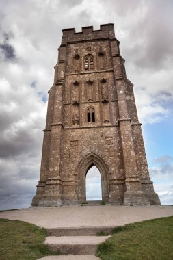 Güney İngiltere 'deki tor Glastonbury ortaçağ kilise kulesine sahip antik bir neolitik pagan tepeciği. Kral Arthur ve perilerle bağlantıları var.