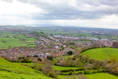 Güney İngiltere 'deki tor Glastonbury ortaçağ kilise kulesine sahip antik bir neolitik pagan tepeciği. Kral Arthur ve perilerle bağlantıları var.