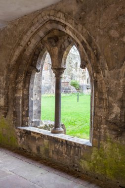 M.S. 597 yılında kurulan Canterbury Katedrali, Gotik ve Romanca unsurların yer aldığı İngiltere Kilisesi ve Anglikan Komünyonu 'nun merkezidir.