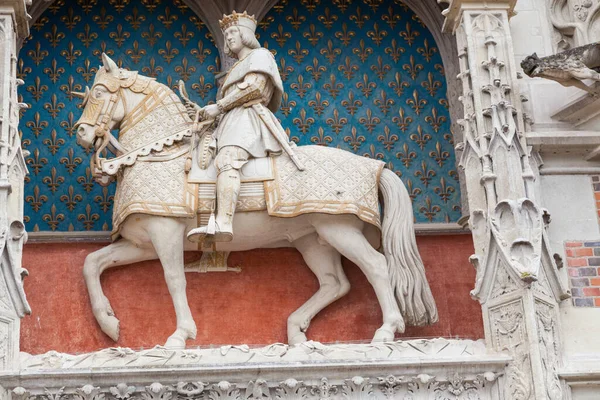 Uma Estátua Rei Luís Xii Seu Cavalo Foi Erguida Fachada — Fotografia de Stock
