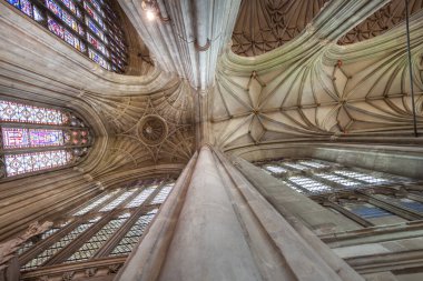 M.S. 597 yılında kurulan Canterbury Katedrali, Gotik ve Romanca unsurların yer aldığı İngiltere Kilisesi ve Anglikan Komünyonu 'nun merkezidir.