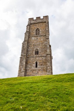 Güney İngiltere 'deki tor Glastonbury ortaçağ kilise kulesine sahip antik bir neolitik pagan tepeciği. Kral Arthur ve perilerle bağlantıları var.