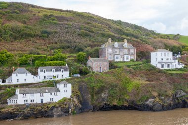 Cornwall 'daki Port Isaac TV şovu Doc Martin tarafından meşhur edildi.