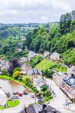 Bouillon Belçika 'da sahne. Kasaba Semois nehrinin keskin bir kıvrımında yer almaktadır. Birinci Haçlı Seferi 'nin lideri ve Kudüs Krallığı' nın ilk hükümdarı olan Bouillon Godfrey 'in evi..