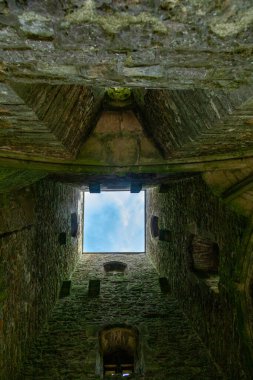 Güney İngiltere 'deki tor Glastonbury ortaçağ kilise kulesine sahip antik bir neolitik pagan tepeciği. Kral Arthur ve perilerle bağlantıları var.