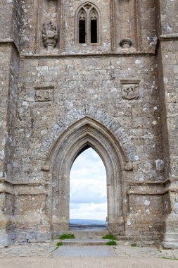 Güney İngiltere 'deki tor Glastonbury ortaçağ kilise kulesine sahip antik bir neolitik pagan tepeciği. Kral Arthur ve perilerle bağlantıları var.