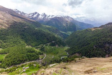 Timmelsjoch, Avusturya ve İtalya arasındaki sınır boyunca Alpler boyunca bir bağlantı oluşturan yüksek bir dağ geçididir..