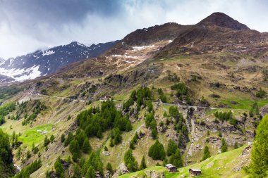 Timmelsjoch, Avusturya ve İtalya arasındaki sınır boyunca Alpler boyunca bir bağlantı oluşturan yüksek bir dağ geçididir..