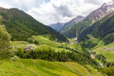 Timmelsjoch, Avusturya ve İtalya arasındaki sınır boyunca Alpler boyunca bir bağlantı oluşturan yüksek bir dağ geçididir..