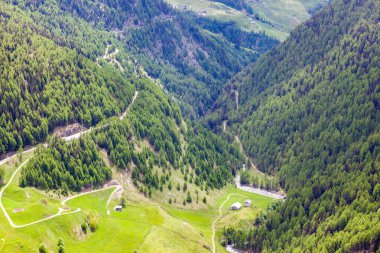 Timmelsjoch, Avusturya ve İtalya arasındaki sınır boyunca Alpler boyunca bir bağlantı oluşturan yüksek bir dağ geçididir..