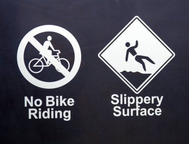 Uyarı levhası kaygan. Bisiklet sürmek yasak.