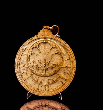 Astrolabe, tipik olarak gök cisimlerinin yüksekliklerinin astronomik ölçümlerini yapmak ve sekstant gelişmeden önce enlem hesaplamak için kullanılan bir araçtır..