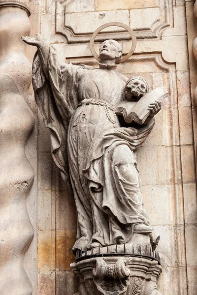 Estátua Santo Com Crânio Livro Europeu — Fotografia de Stock