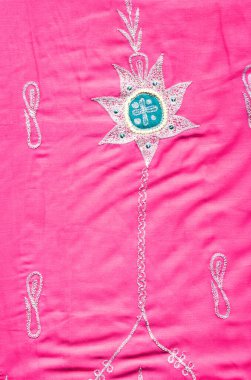 Hint sarisinin çok süslü ve renkli bir fotoğrafını çek.