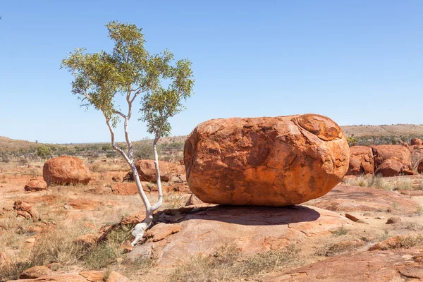 Gigantiska stenblock devils marbles Australien — Stockfoto