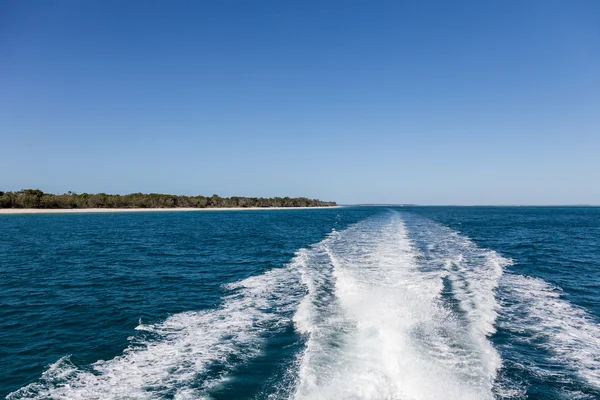 この場合オーストラリア フレーザー島に近いボートのモーニング コールします — ストック写真