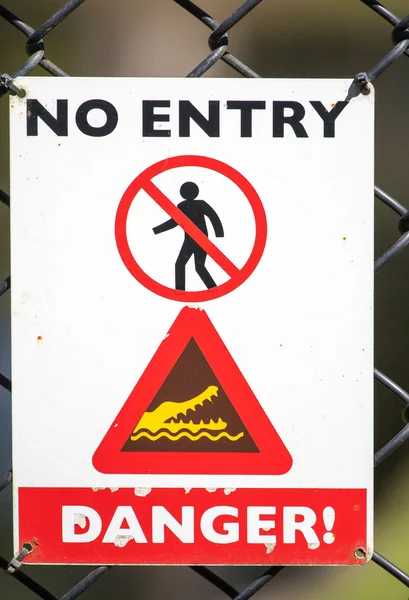 Unique warning sign for crocodiles — Stock Photo, Image