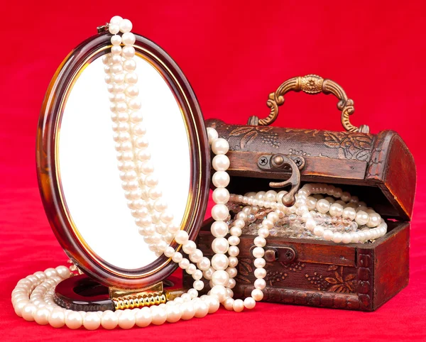 Caja de joyas con perla — Foto de Stock