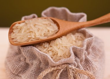 Beyaz pirinç pişmemiş