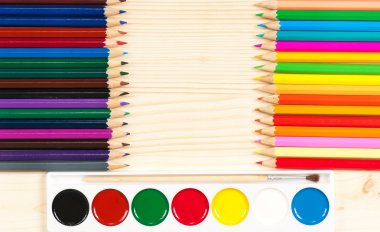 parlak renkli kalemler