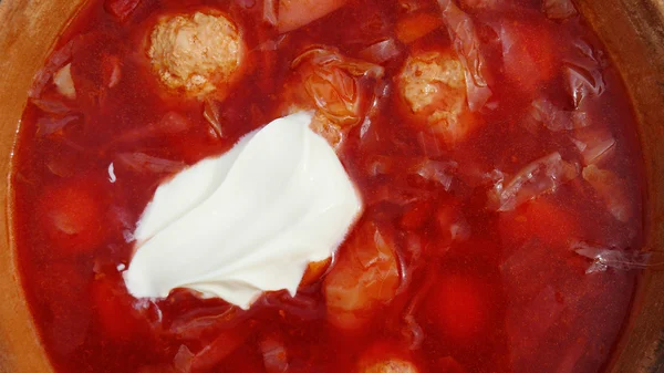 Sup merah Ukraina - borscht dengan krim asam di piring tanah liat — Stok Foto
