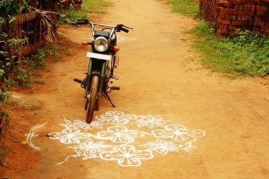 Hindistan - Seyahat toprak yol üzerinde motosiklet duran