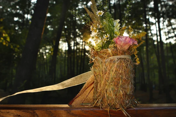 Letní kytice v lese při západu slunce - svatba dekor — Stock fotografie