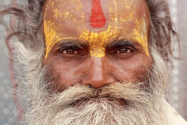 Gri saçlı Hindu hacıları Kumbh Mela fes üzerinde portresi — Stok fotoğraf