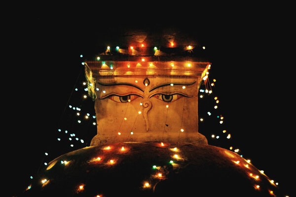 Ступа Буддханатха с освещением ночью в Катманду
