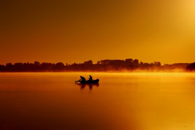 Gölde şafak. Balıkçılar balık yakalamak