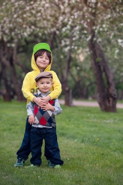 Güzel giyimli iki kardeşin portresi. Açık hava, yakın çekim. Yaz fotoğrafı. .