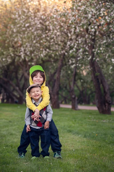 Portrait Two Cute Stylishly Dressed Brothers Outdoor Close Summer Time — Stock Photo, Image