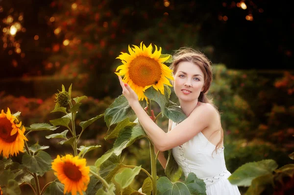 parkta bir yürüyüş üzerinde gülümseyen kız