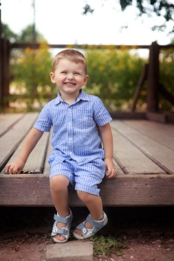 Yakışıklı genç çocuk Portrait.Looking kamera. 